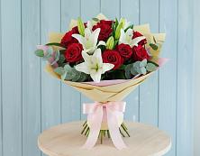 Букет цветов из:  Лилии и Розы в Новоильинске