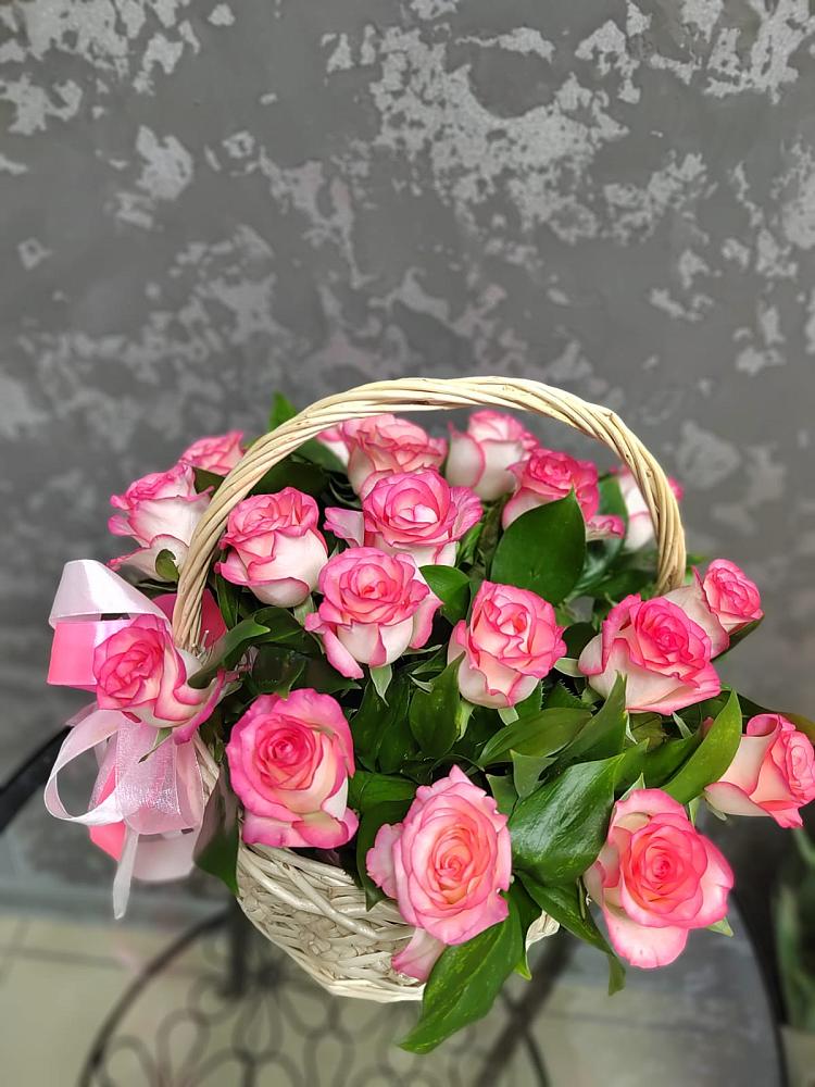 Цветочная композиция из Розы в корзине в Новоильинске