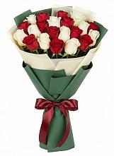 Букет Микс из красных и белых роз в Новоильинске