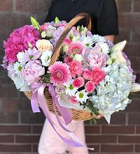 Цветочная композиция из Розы, Хризантемы, Пионы и Лизиантусы в корзине в Новоильинске