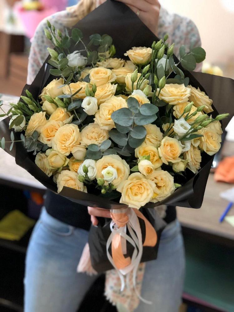 Букет цветов из: Розы и Лизиантусы в Новоильинске