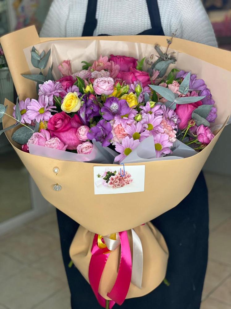 Букет цветов из: Хризантемы, Гвоздики и Альстромерии в Новоильинске