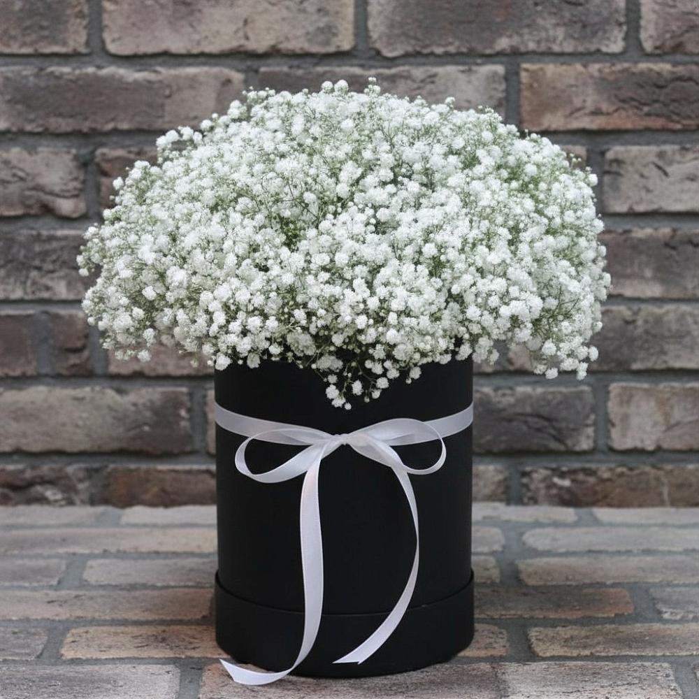 Цветочная композиция из Гипсофила в шляпной коробке в Новоильинске