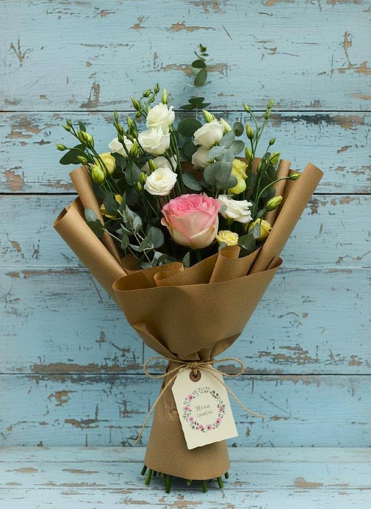 Букет цветов из: Розы и Лизиантусы в Новоильинске