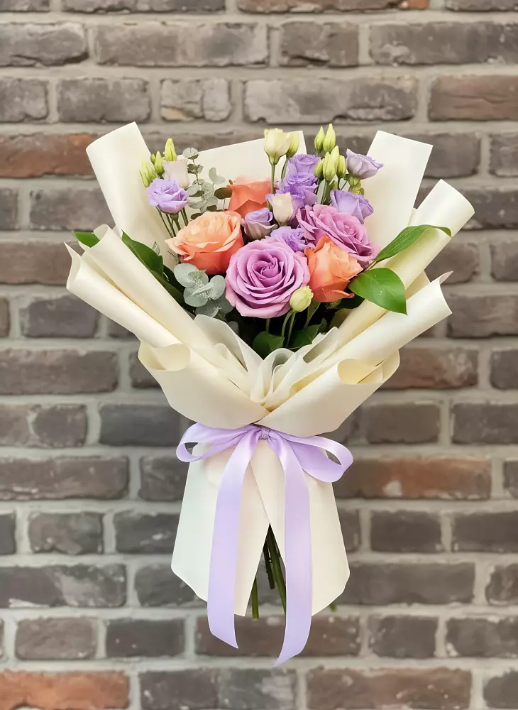 Букет цветов из: Лизиантусы и Розы в Новоильинске