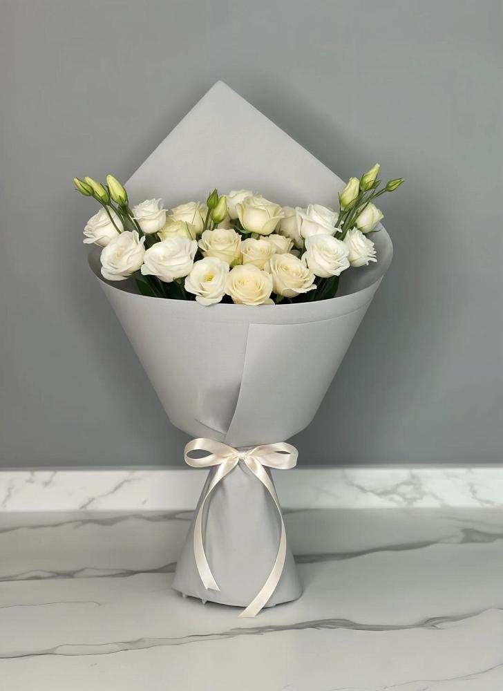 Букет цветов из: Розы и Лизиантусы в Новоильинске