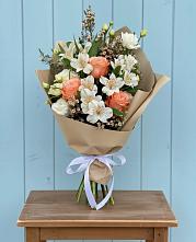 Букет цветов из:  Альстромерии, Лизиантусы, Розы и Хризантемы в Новоильинске