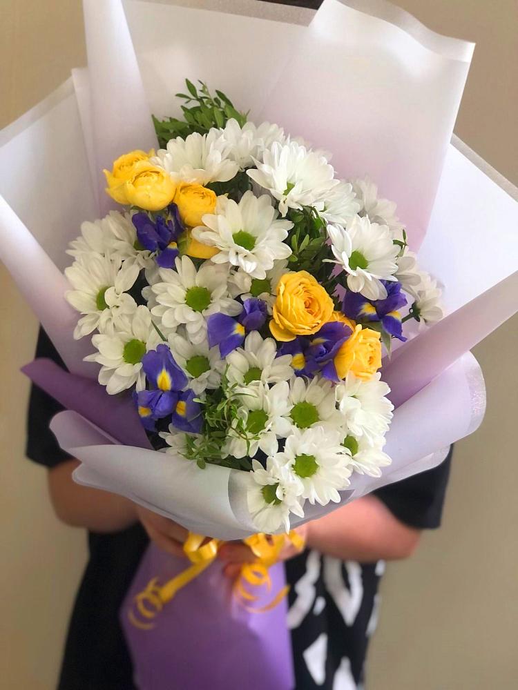 Букет цветов из: Ирисы, Хризантемы и Розы в Новоильинске