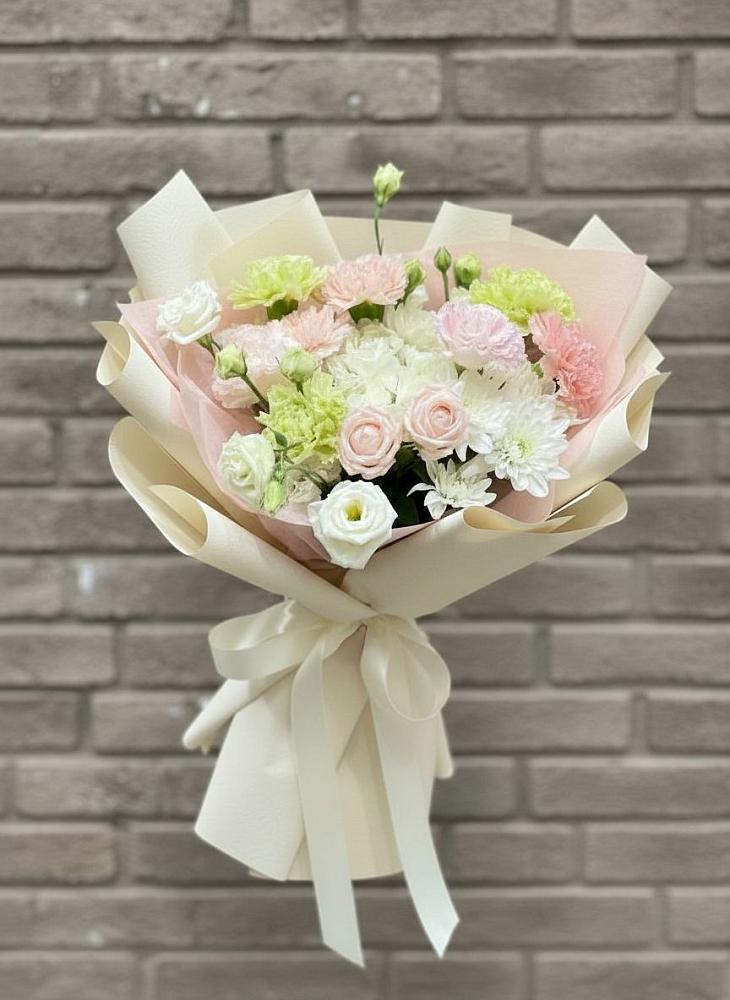 Букет цветов из: Гвоздики, Розы, Лизиантусы и Хризантемы в Новоильинске