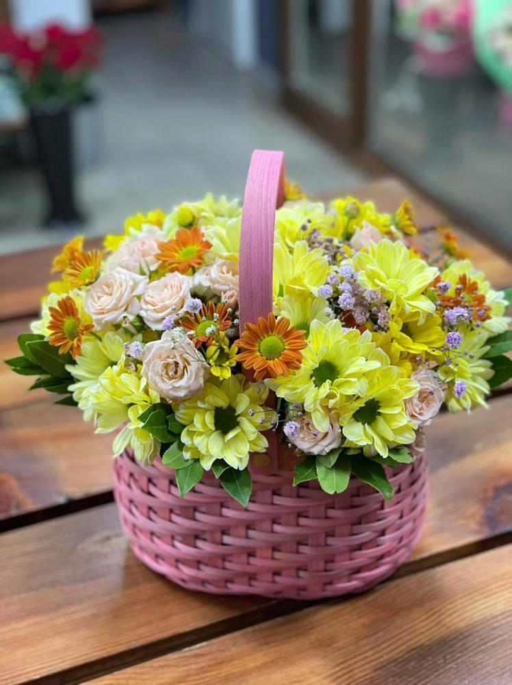 Цветочная композиция из Хризантемы и Розы в корзине в Новоильинске