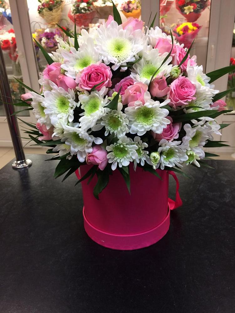 Цветочная композиция из Розы и Хризантемы в шляпной коробке в Новоильинске