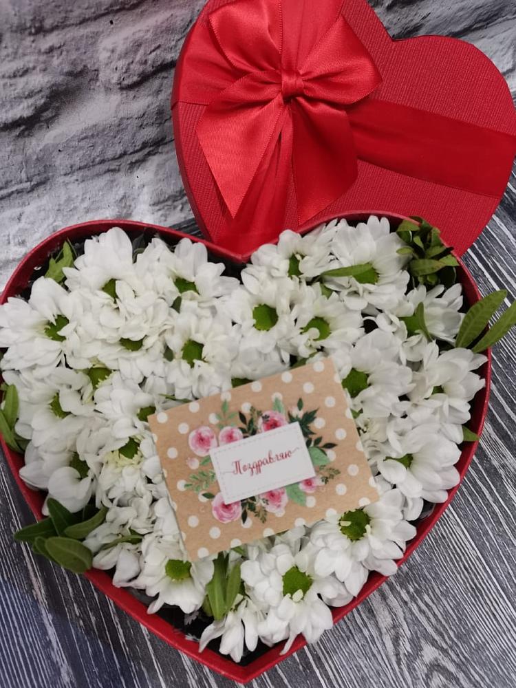 Цветочная композиция из Хризантемы в виде сердца в Новоильинске