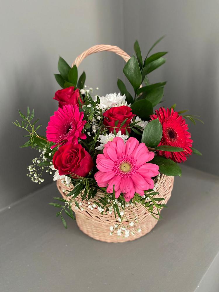 Цветочная композиция из Розы, Хризантемы и Герберы в корзине в Новоильинске