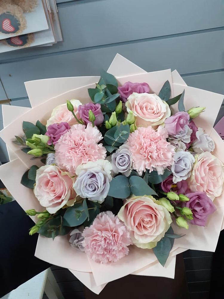 Букет цветов из: Розы, Гвоздики и Лизиантусы в Новоильинске