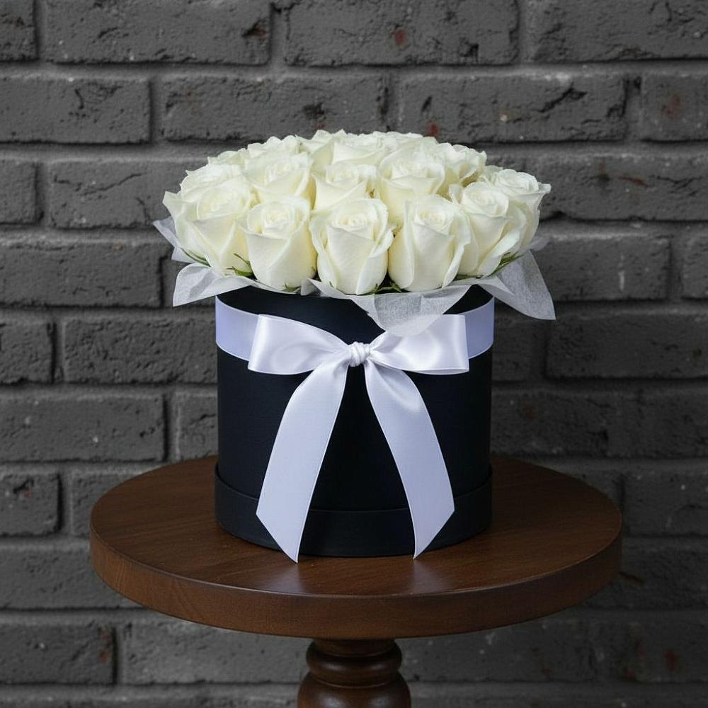 Цветочная композиция из Розы в шляпной коробке в Новоильинске