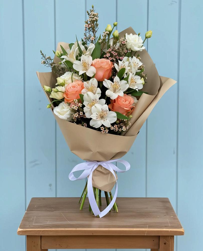 Букет цветов из: Альстромерии, Лизиантусы, Розы и Хризантемы в Новоильинске