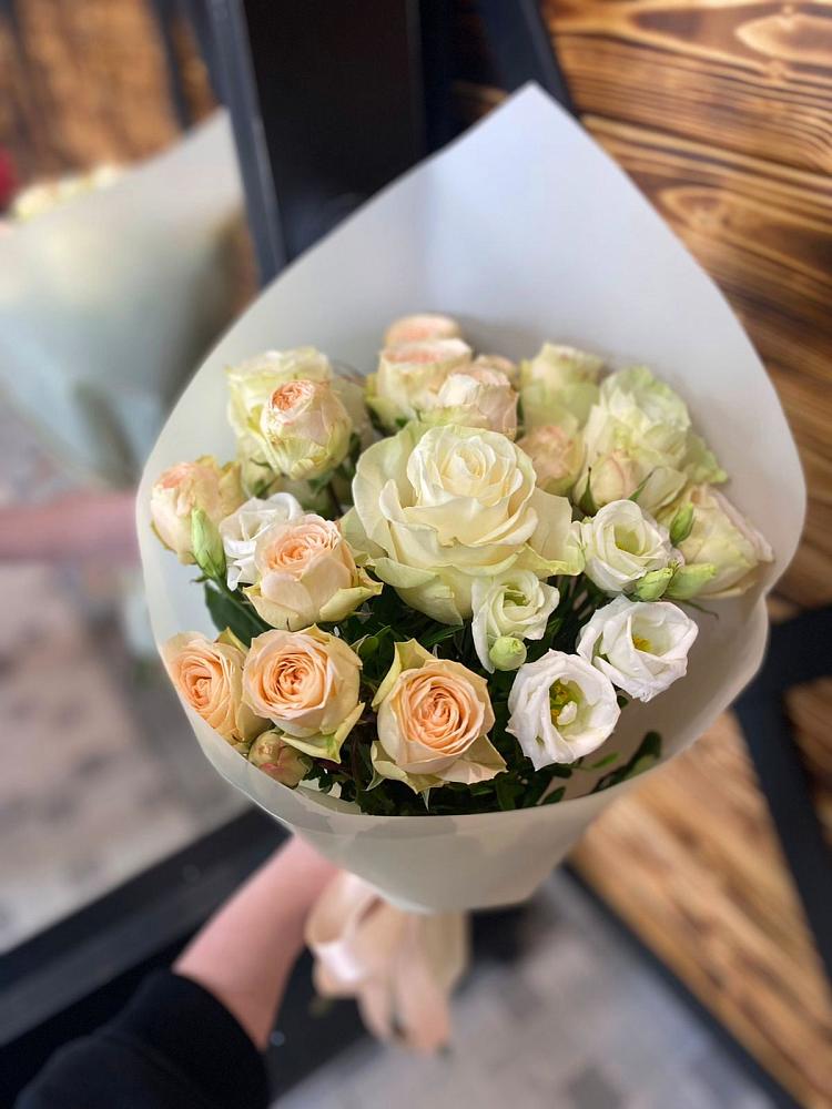 Букет цветов из: Розы и Лизиантусы в Новоильинске