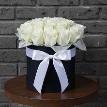 Цветочная композиция из Розы в шляпной коробке в Новоильинске