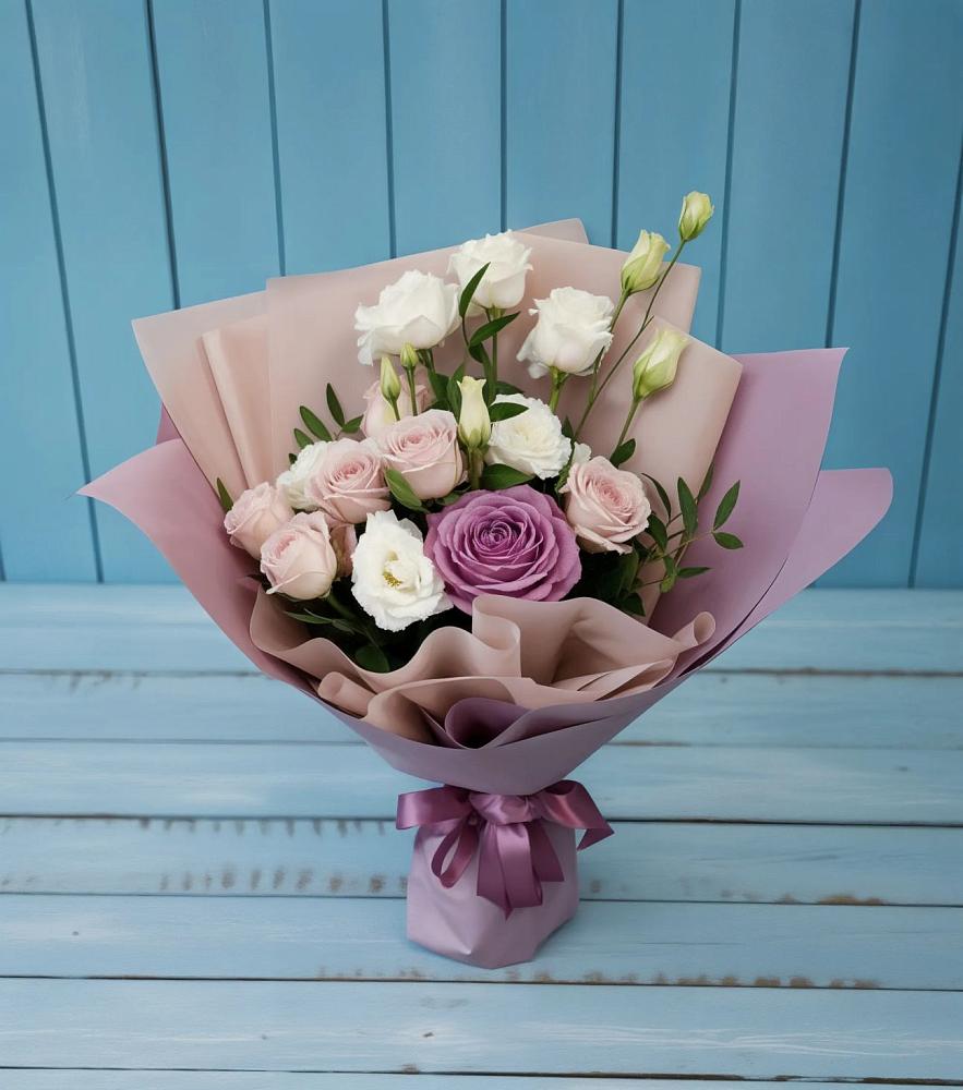 Букет цветов из: Розы и Лизиантусы в Новоильинске